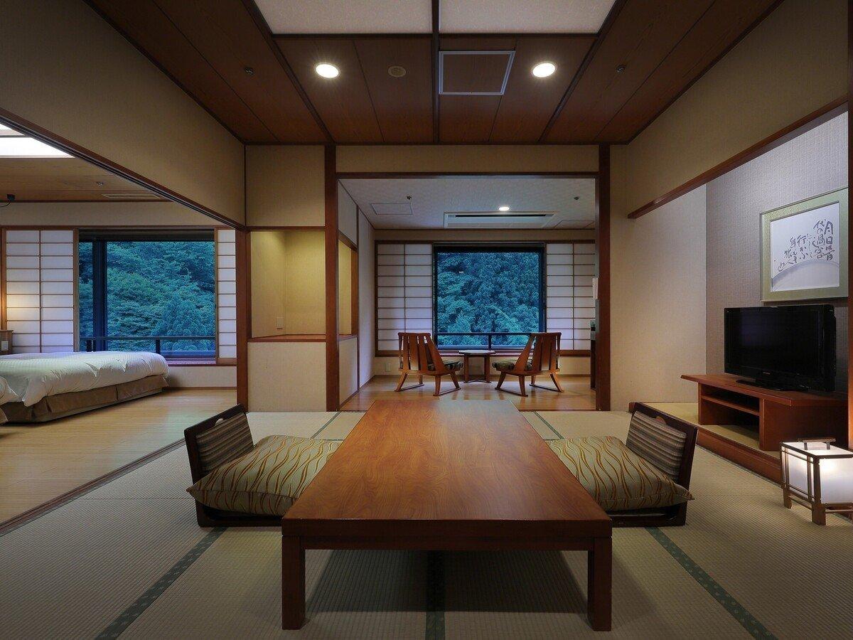 【和室10畳 ツインベッド】<br>檜の内湯