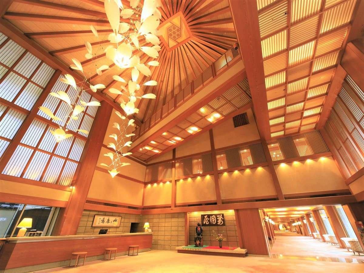 【フロント】<br>3層吹き抜けのフロントロビー