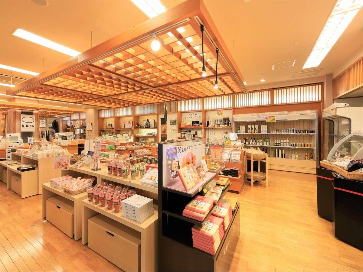 【売店「華篭」】<br>温泉まんじゅうの他、豊富な特産品を販売しております