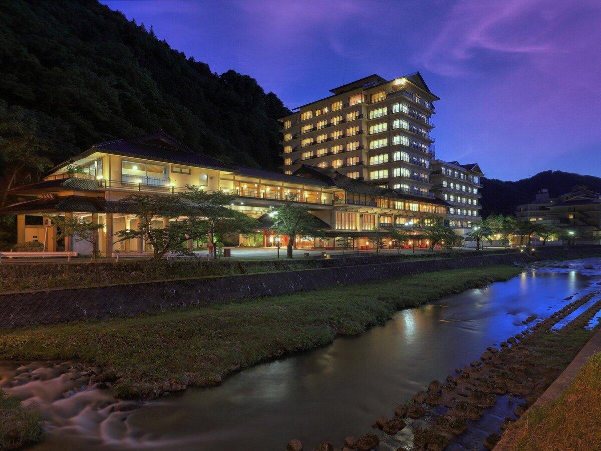 【ホテル外観】<br>温海川沿いの豊かな立地に佇んでおります