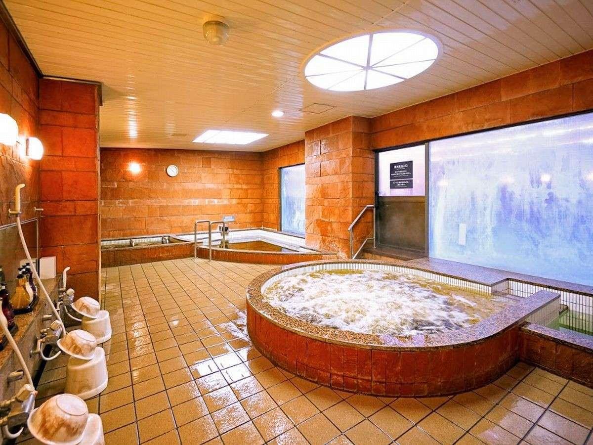 ジャグジーや温度の違う内風呂が 3種類ございます。