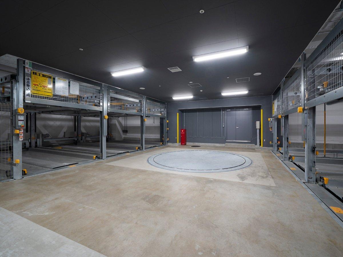 【駐車場】ホテル１階（有料：先着順1泊1,800円）