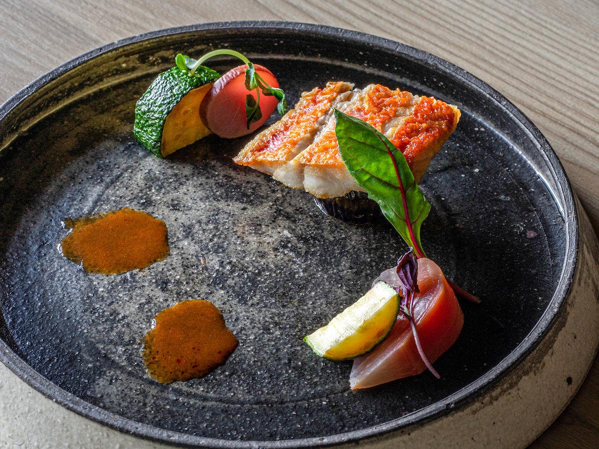 【KUSATSU KAISEKI】<br>四季を愛でるように選りすぐった食材を厳選した銘酒とともにお愉しみください。