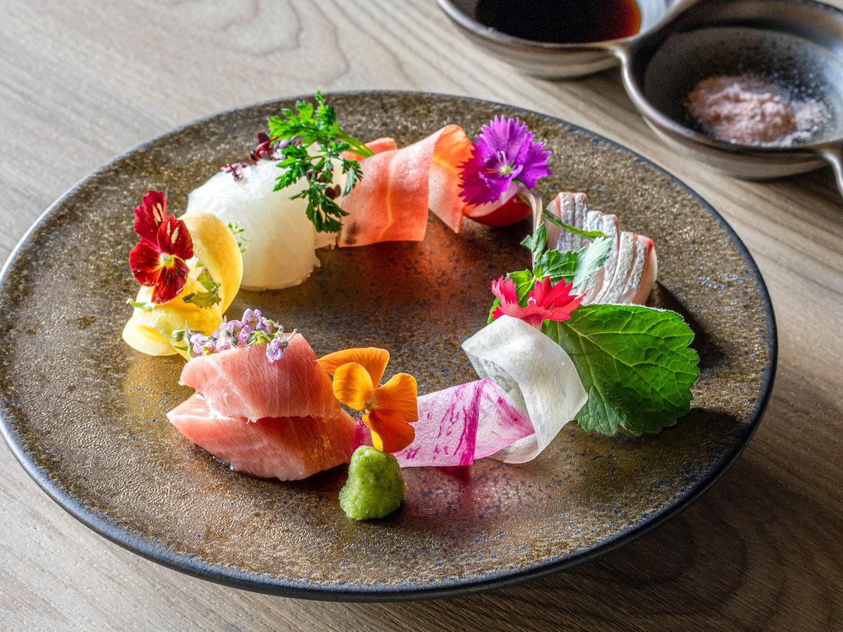 【KUSATSU KAISEKI】<br>会席料理にフレンチなど多彩な調理法を取り入れ、草津の自然美をひと皿に表現した創作会席をご用意いたしました。