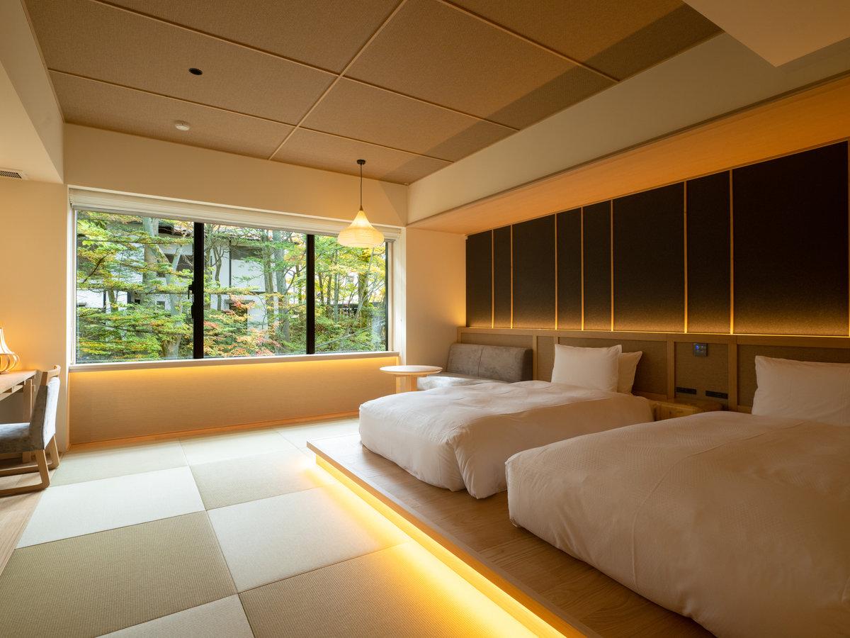 【シャワールーム付き 洋室】<br>和の趣が感じられるすっきりと落ち着きのあるお部屋です。 大きな腰掛け窓からは、裏草津「地蔵広場」や裏草津の風景を眺めていただけます。