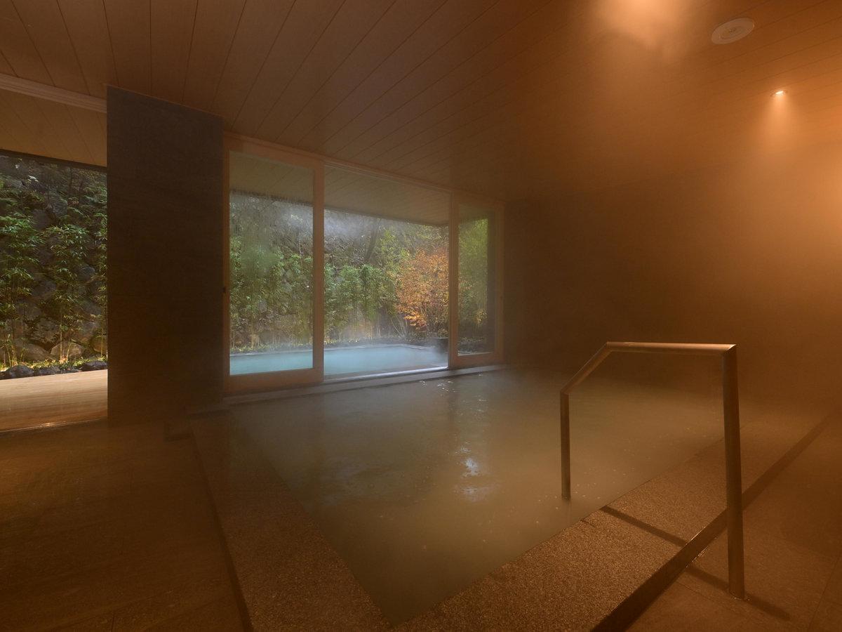 外庭と一体となった大浴場<br><蕩の湯>