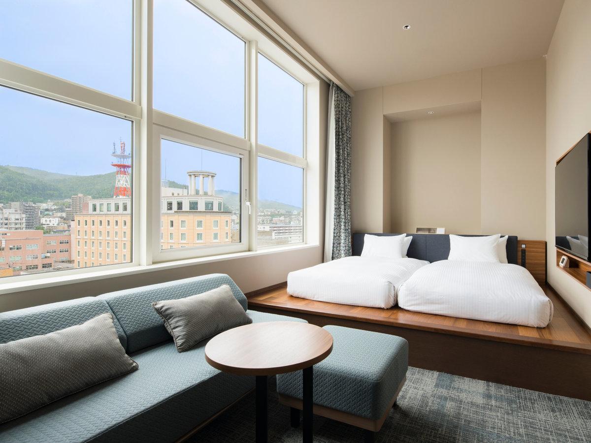 【Premium Deluxe】<br>L字型のソファがあり、開放的な雰囲気が特徴的なお部屋です。最大4名様までご利用頂けます。