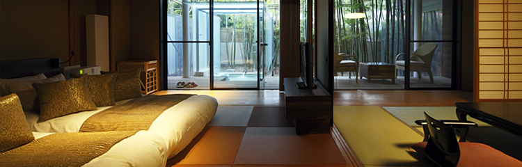 写真:竹林に囲まれた露天風呂に臨む露天風呂付客室