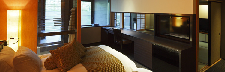 写真:竹林に囲まれた露天風呂に臨む露天風呂付客室