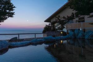 伊豆大島を正面に臨む　眺望絶景の宿　熱川館