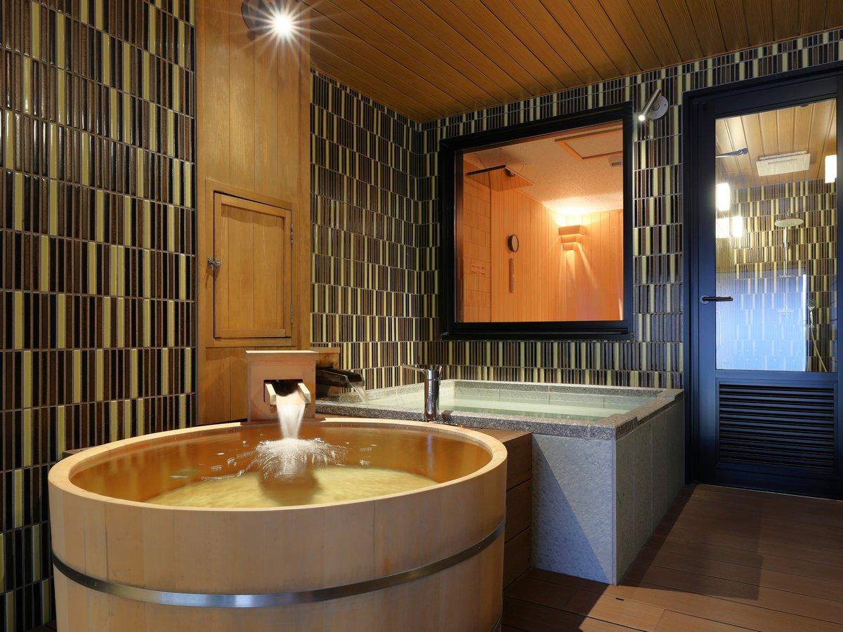 【一泊二食付】湯畑源泉かけ流しの半露天風呂とサウナ付き客室にステイ（朝食バイキング）